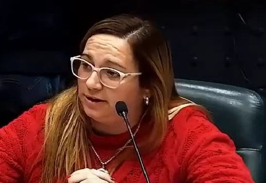 Legislativo pasó a Asuntos Internos palabras de Carolina Batista sobre La Biblia